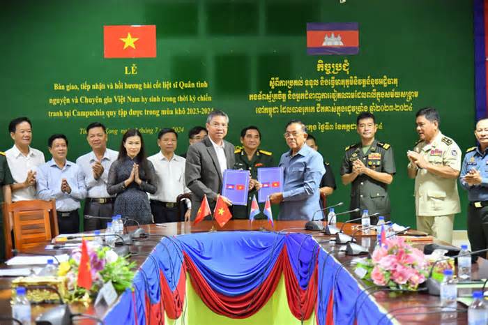 Kiên Giang tiếp nhận 10 bộ hài cốt liệt sĩ ở Campuchia