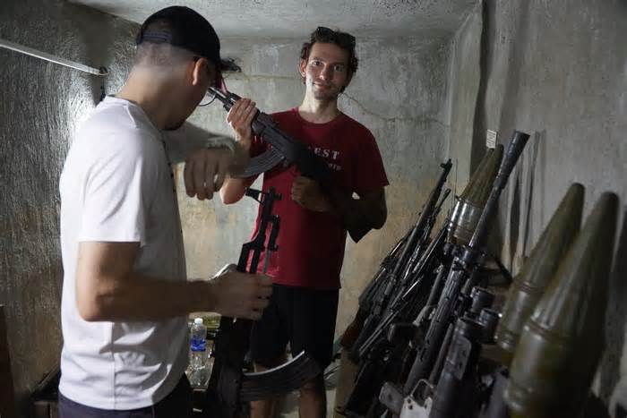 Người nước ngoài thán phục khi đến hầm vũ khí chiến sĩ Biệt động Sài Gòn