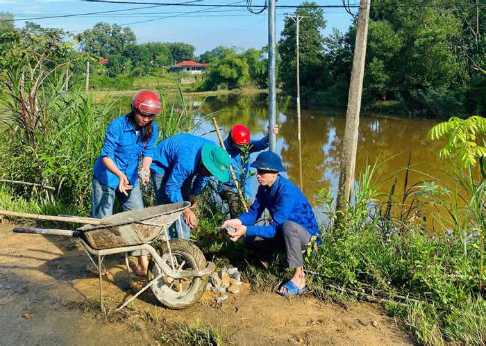 Thanh niên miền núi thắp sáng làng quê