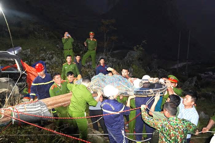 Nam thanh niên rơi xuống hang sâu 56 mét ở Mã Pì Lèng đã đi lại được