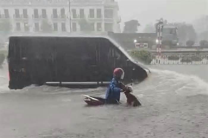 Hải Phòng, Quảng Ninh mưa lớn, đường ngập lút bánh xe
