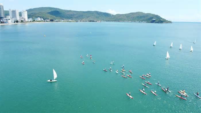 Dân Quy Nhơn đội nắng cổ vũ đua thuyền buồm quốc tế