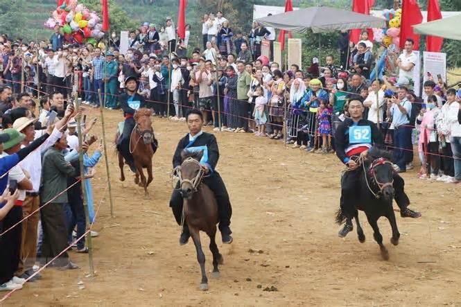 Lai Châu: Màn tranh tài gay cấn tại Giải Đua ngựa Tam Đường