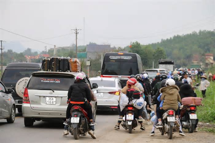 Dòng người tấp nập trên đường Hồ Chí Minh đổ về Hà Nội sau kỳ nghỉ Tết