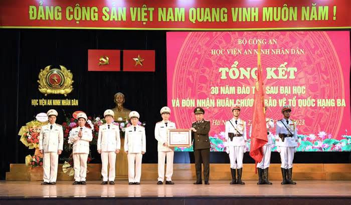 Học viện An ninh nhân dân đón nhận Huân chương Bảo vệ Tổ quốc hạng Ba