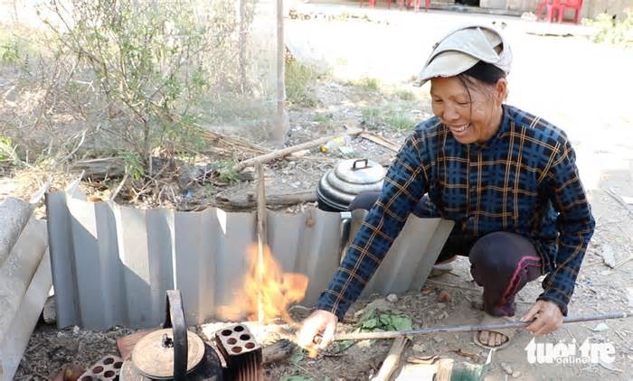 Khí phun lên khi khoan giếng, chủ nhà ở Lâm Đồng tận dụng nấu ăn