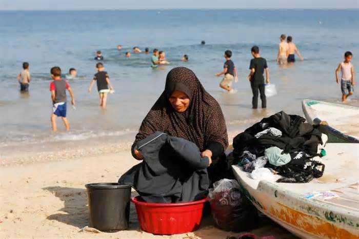Dân Gaza nương nhờ biển cả để tắm giặt