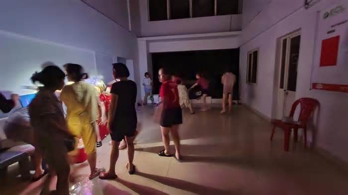 Chung cư Hà Nội bị cô lập, hàng xóm xuyên đêm nấu cháo, đồ xôi, luộc gà tiếp tế