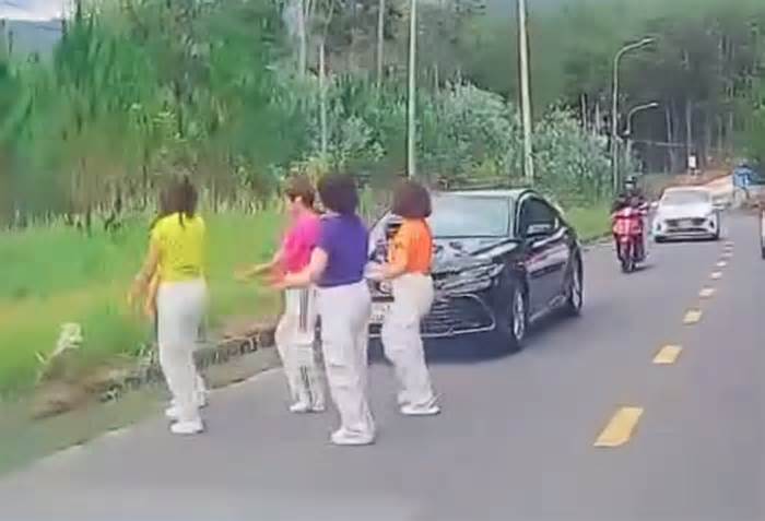 Nhóm phụ nữ chiếm đường, nhảy nhót trước đầu ô tô ở Đà Lạt