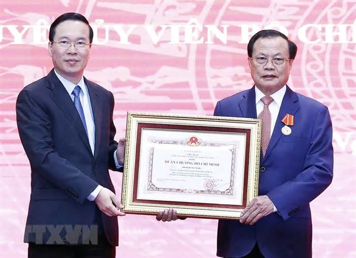 Chủ tịch nước Võ Văn Thưởng trao Huân chương Hồ Chí Minh tặng ông Phạm Quang Nghị
