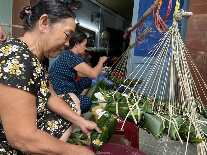 Xóm 'bánh ú nước tro' ở TPHCM nổi lửa xuyên đêm dịp Tết Đoan Ngọ