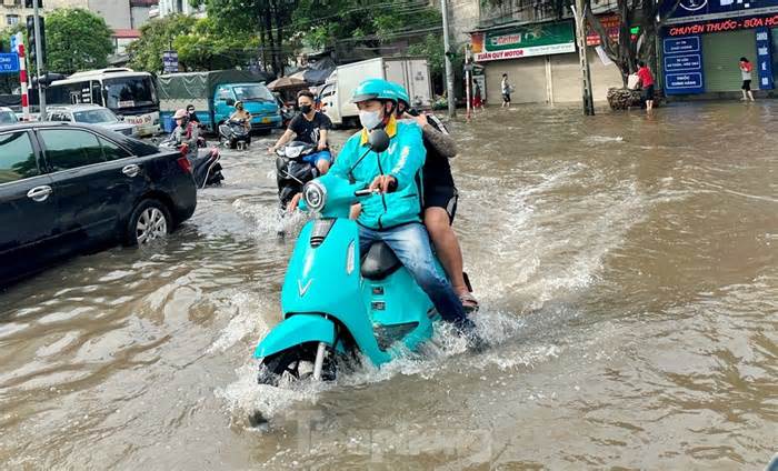 Ngập nặng tại các tuyến phố phía Tây, Hà Nội mở xả đập Thanh Liệt