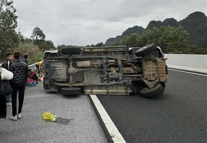 Ô tô đâm vào dải phân cách trên cao tốc Bắc Giang - Lạng Sơn, 2 người bị thương