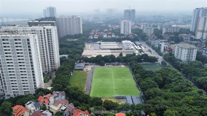 Cận cảnh sân bóng, khu bắn cung 'mọc' trên đất trường học tại phường đông dân nhất Thủ đô