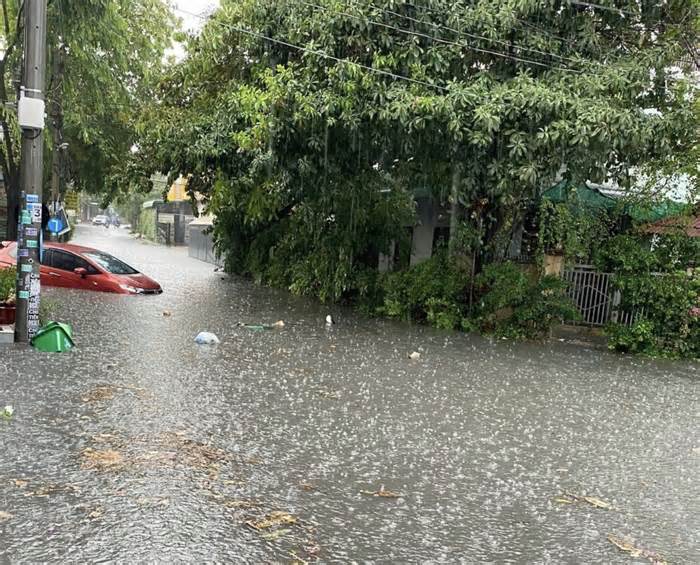 Đồng Nai mưa lớn, TP Biên Hoà ngập nặng, hàng loạt xe chết máy
