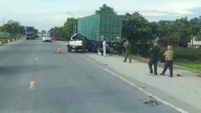 Nghệ An: 2 người tử vong trong vụ xe bán tải đâm vào xe container