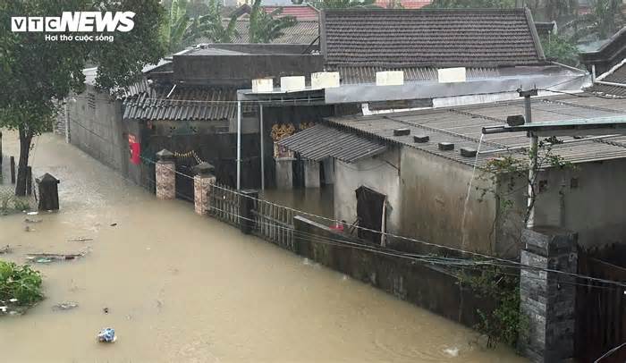 Nước tràn vào phòng trọ, sinh viên ở Huế trắng đêm chạy lụt