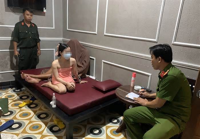 Bắt quả tang nhiều nữ nhân viên massage 'kích dục' cho khách