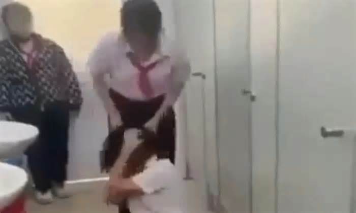 7 nữ sinh đánh nhau bị phạt đọc sách 2 tuần