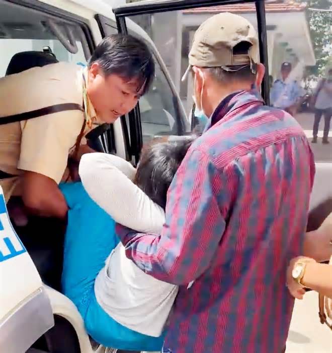 Cảnh sát giao thông dùng xe đặc chủng cứu kịp người phụ nữ bị tai biến gục ven đường