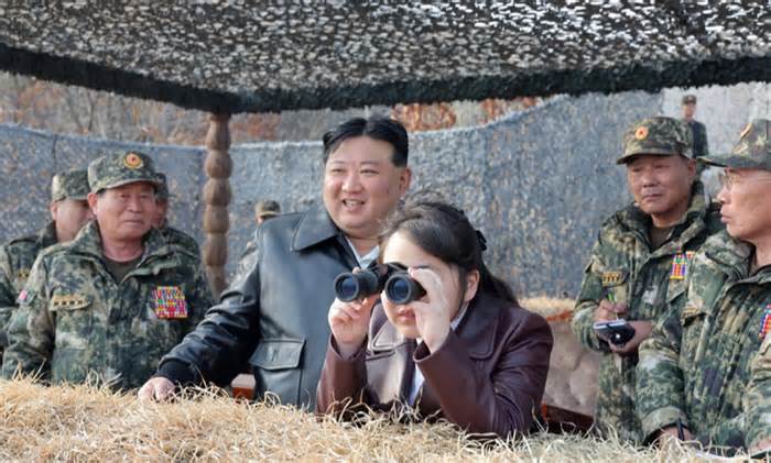 Ông Kim Jong Un dẫn con gái ra thao trường, lái thử siêu xe ông Putin tặng