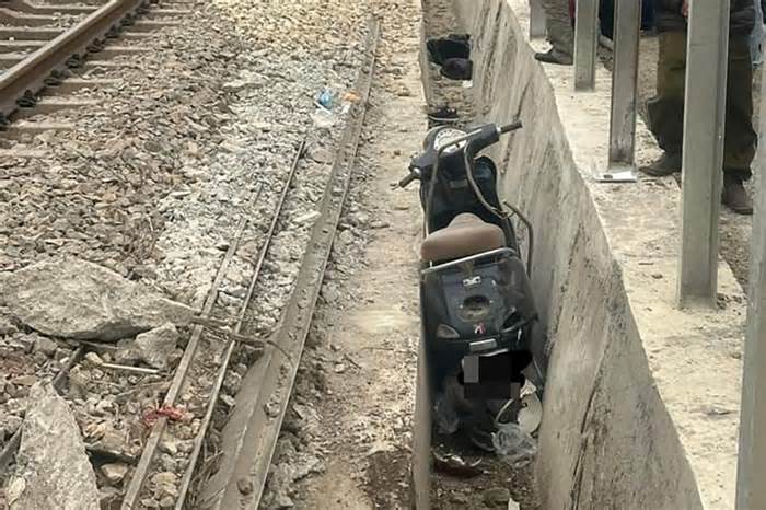 Hai người phụ nữ đi xe máy tử vong sau khi va chạm tàu hỏa