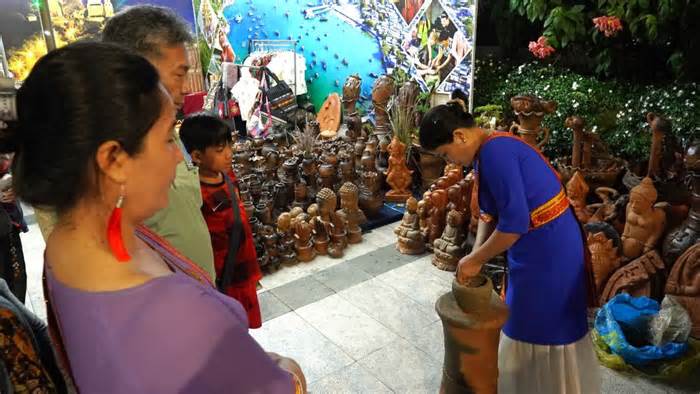 Xem nghệ nhân Ninh Thuận chế tác gốm, dệt thổ cẩm tại Cần Thơ