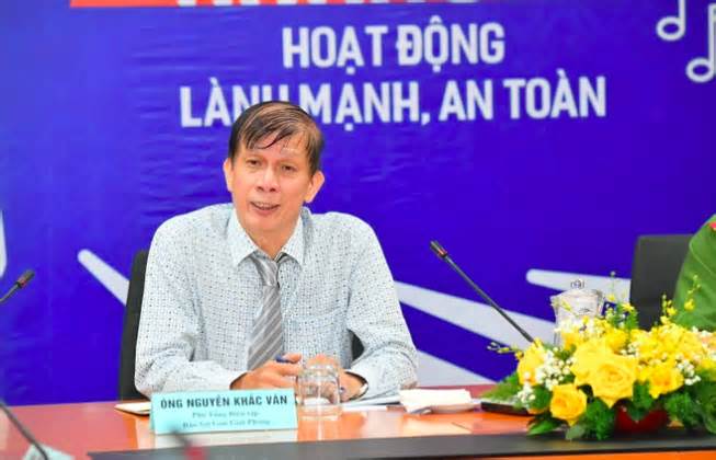 Phó tổng biên tập Nguyễn Khắc Văn điều hành báo Sài Gòn Giải Phóng