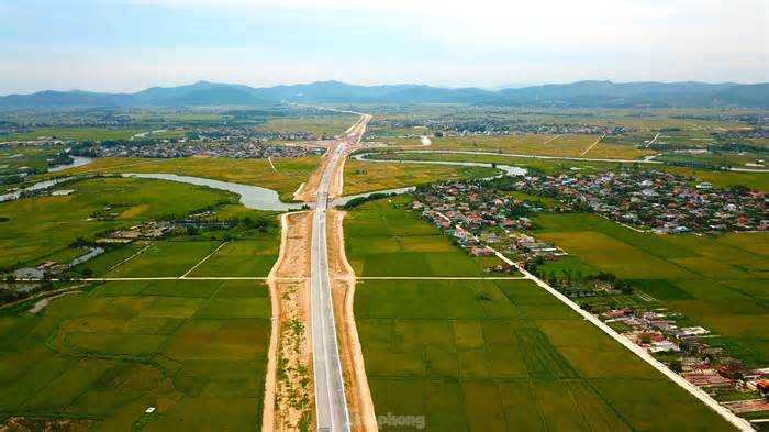 Cận cảnh cao tốc Bắc Nam đoạn Nghi Sơn - Diễn Châu trước ngày thông xe