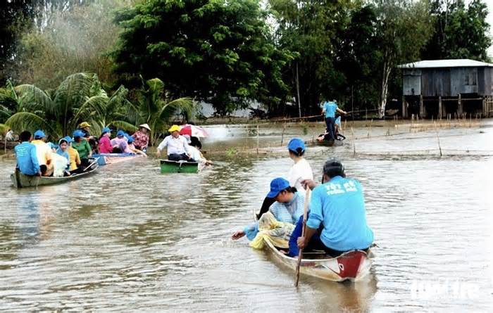 Về Đồng Tháp ra đồng bắt cá, hái rau, ngắm mùa nước nổi