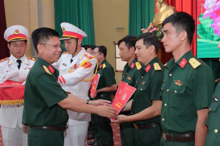 2 Thượng tá, 3 Trung tá Quân đội nhận nhiệm vụ mới