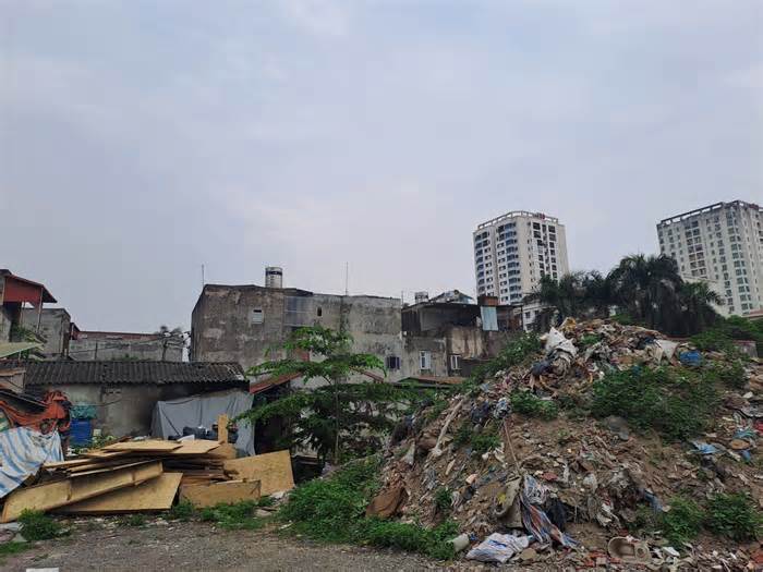 Những nhà dân bị rác quây vì dự án đình trệ ở Mỹ Đình
