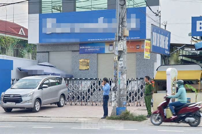 Tin mới vụ hai đối tượng dùng vật giống súng uy hiếp nhân viên, cướp ngân hàng