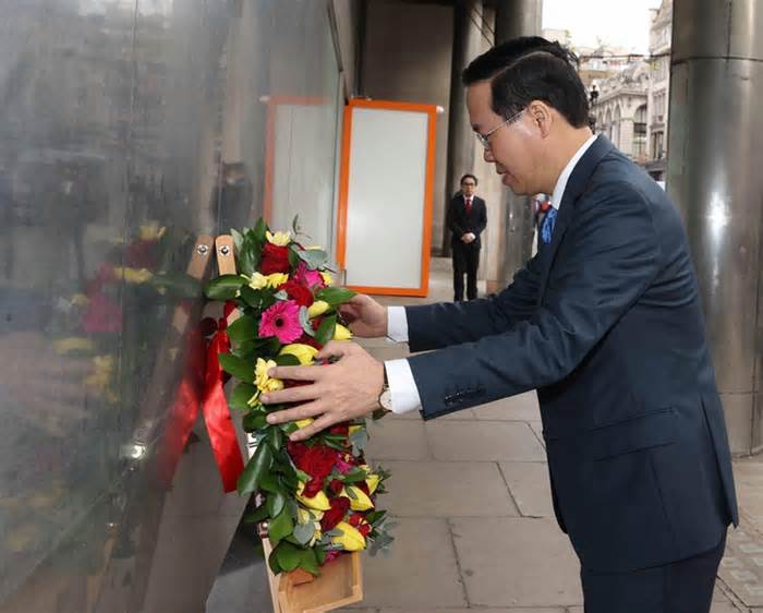 Chủ tịch nước Võ Văn Thưởng đặt hoa tại biển tưởng niệm Bác Hồ ở thủ đô London