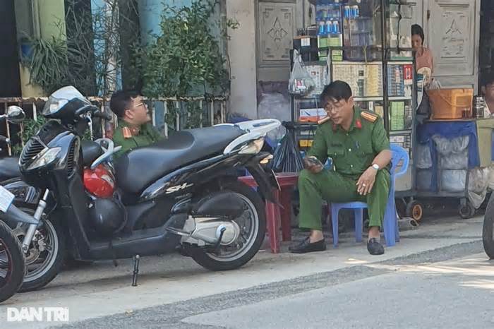 Công an bám sát khu dân cư truy tìm kẻ bắn đạn bi sắt vào nhà dân ở TPHCM