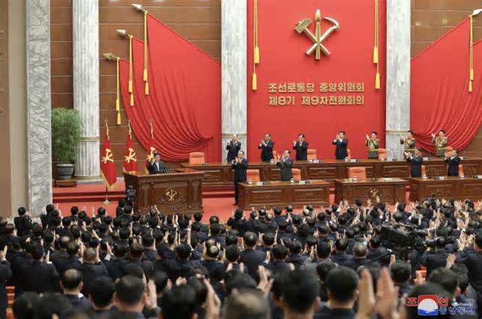 Lãnh đạo Triều Tiên Kim Jong-un yêu cầu tăng tốc chuẩn bị ứng phó chiến tranh