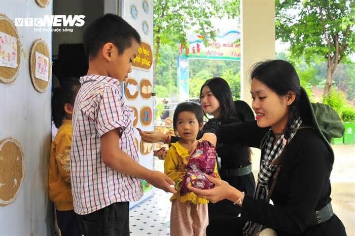 Khối nữ du kích miền Nam tặng quà cho trẻ em Điện Biên