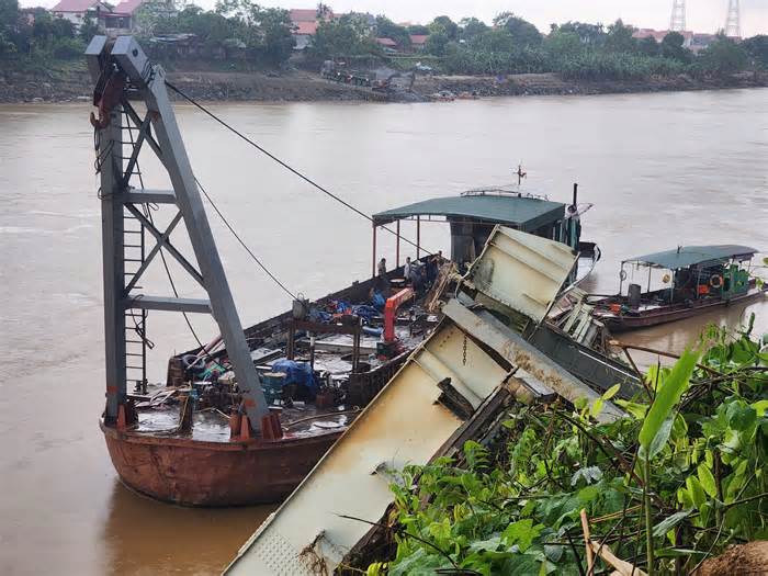 Vụ sập cầu Phong Châu: Tìm thấy thi thể nạn nhân thứ 3 trong ca bin xe đầu kéo