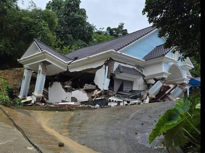 7 người kịp tháo chạy trong đêm trước khi căn nhà đồ sộ bất ngờ đổ sập