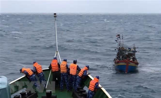 Khánh Hòa: Hải quân điều động 3 tàu tìm kiếm cứu nạn ngư dân gặp nạn