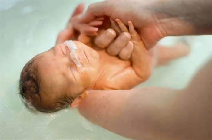 Mẹ ngất xỉu khi đang tắm cho con, em bé 7 tháng tuổi chết đuối