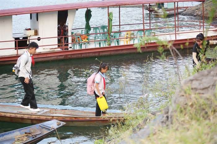 Phú Thọ: 60 học sinh phải vượt lòng hồ bằng thuyền để đến trường