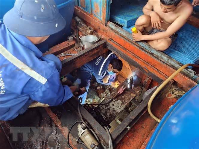 Giúp ngư dân sửa tàu cá bị hỏng máy trên vùng biển Trường Sa