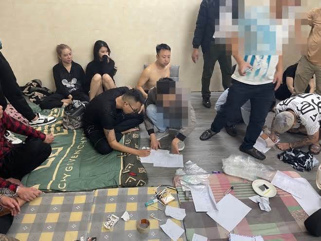 Bắt nhóm đối tượng mở tiệc bay lắc trong phòng trọ ở Hà Nội