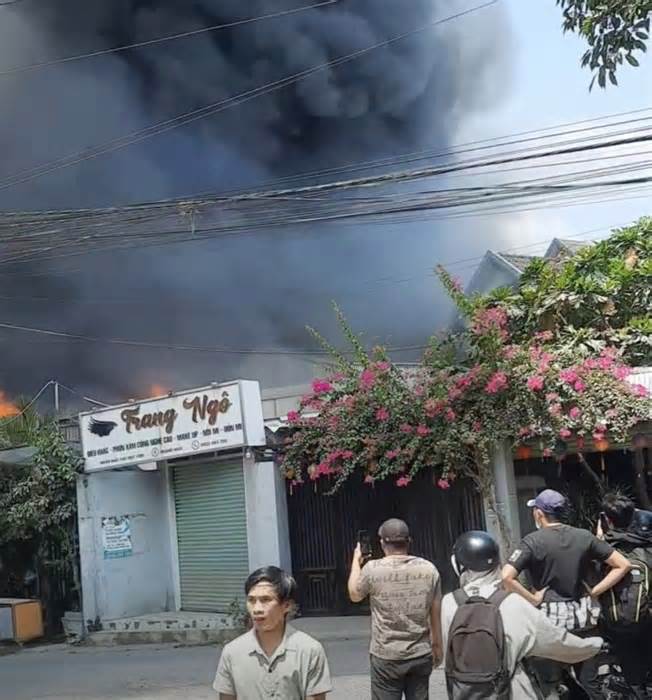 Cháy lớn ở Đồng Nai cột khói bốc cao hàng chục mét