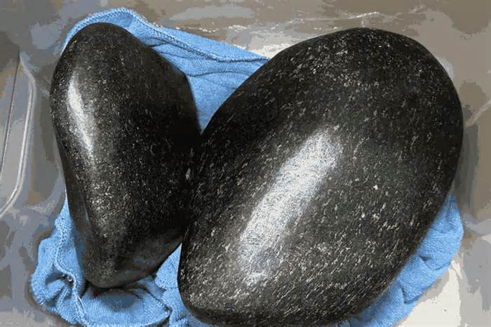 Bắt giữ 5 đối tượng lừa bán cục đá có tính năng hủy diệt sắt, chiếm đoạt hơn 1,6 tỉ đồng