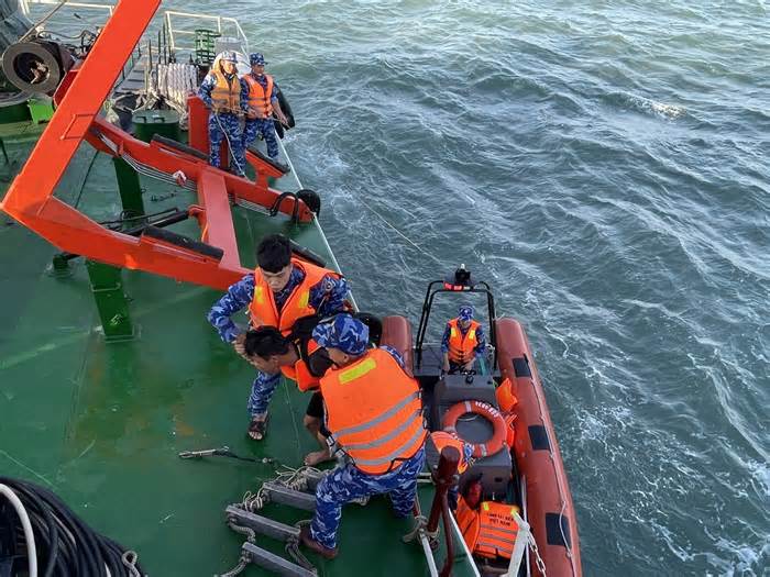 Cảnh sát biển đưa 14 người trên tàu cá bị sóng đánh chìm vào bờ an toàn