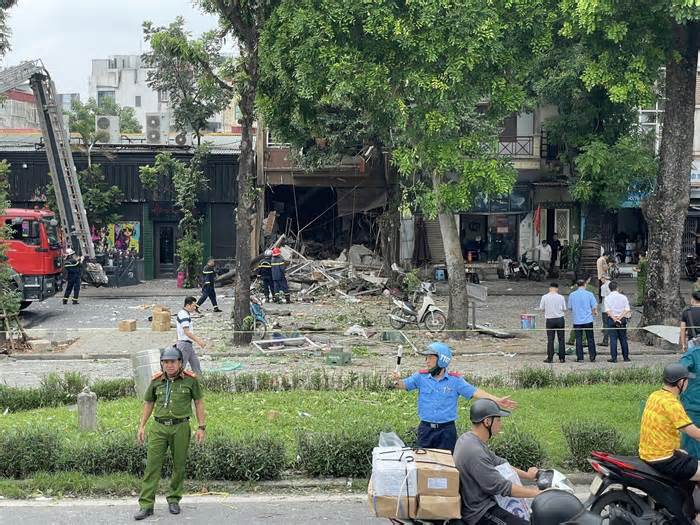 Nổ như bom tại quán lẩu 42K ở Hà Nội, nhiều người bị thương
