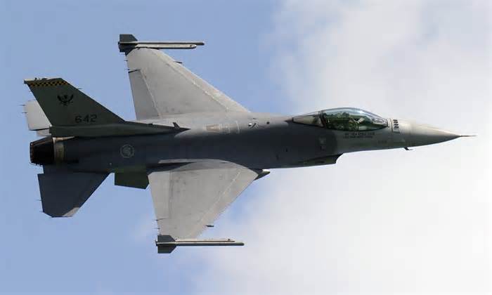 Tiêm kích F-16 rơi tại Singapore