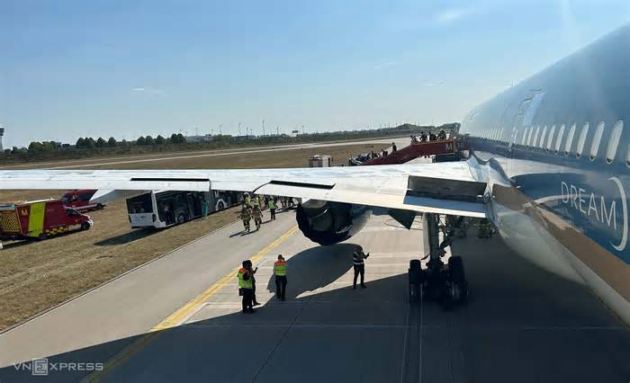 Hai giờ căng thẳng trên chiếc Boeing 787-9 phải quay đầu lại Munich